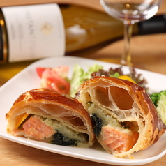 【フランス料理定番の一皿】サクサク食感で包み焼き上げた「サーモンのパイ包み」1200円（税込）の写真
