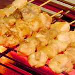 塩とタレの2種類選べる串物はジューシーな肉の旨みを引き立て絶品！特製タレが絡み抜群の美味しさ！