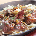 料理メニュー写真&nbsp;牛ハラミステーキ鉄板焼き(6カット)
