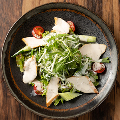 スモークチキンと水菜のシーザーサラダ