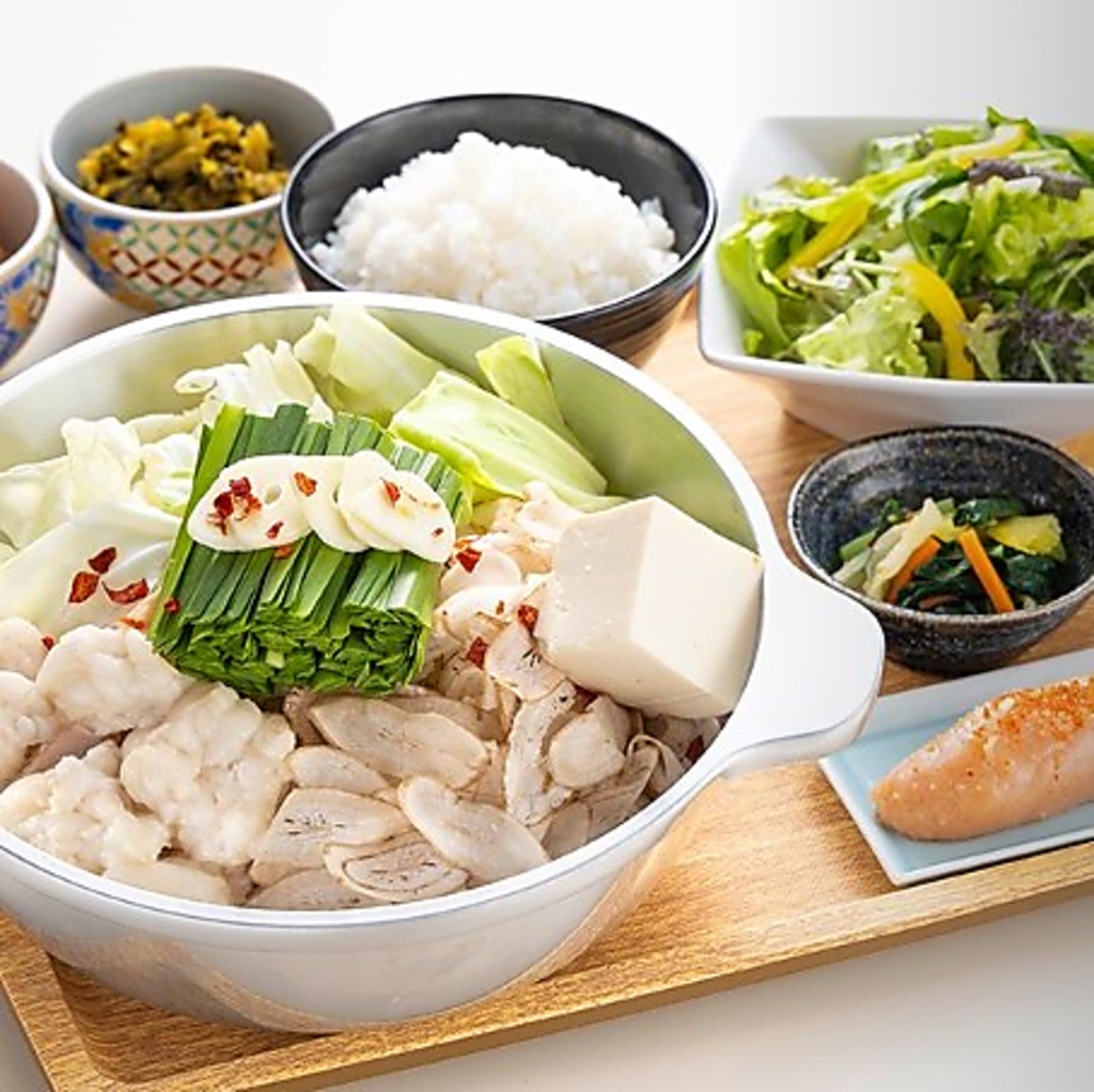 ぷりぷり牛もつ鍋に、やまや名物のからし明太子、高菜、サラダも付いた博多を味わい尽くす贅沢御膳。