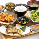 脂がのった焼き鯖とジューシーな唐揚げに、名物の明太子と高菜、大満足のサラダが付いた贅沢な御膳。
