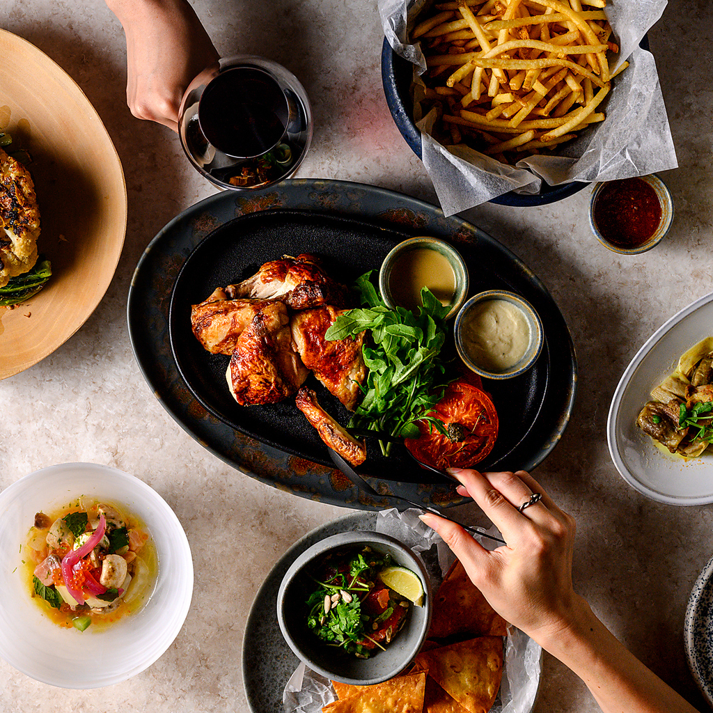 素材感を生かしたモダンアメリカン料理や、パティシエが作る焼き菓子など豊富にご用意しております。