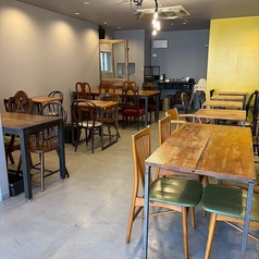 当店の2階席には、たくさんのテーブル席をご用意しております。広々とした空間で、女子会などを楽しむのにぴったりです。明るい雰囲気の中、友人との楽しいひとときを過ごしながら、特製のパンケーキやおいしい料理をお楽しみください。