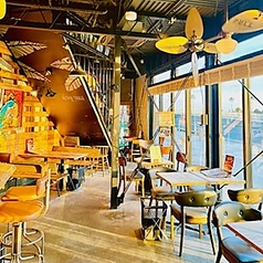 天候を気にせず過ごせる、湘南観光の合間にちょうど良いテーブル席！ランチにもディナーにも使いやすい、万能なお席です。