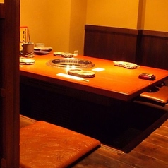 お店の奥には、デート・接待などにもおすすめの非日常の個室空間があります。