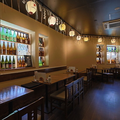 仲間との飲み会やご家族とのお食事にぴったりな、4名様用のテーブル席をご用意しています。ちょうど良い距離感で会話もしやすく、自然と笑顔が広がる空間です。ちょっとした集まりから、特別な日のお食事まで。どんなシーンにもフィットする使いやすいお席です!