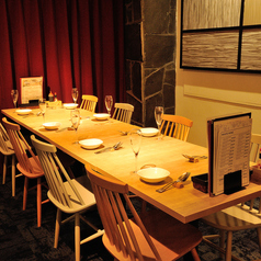 広々とした席間でお隣を気にせずにお過ごしいただけます。