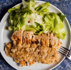 チキンステーキ　ポルチーニクリームソース