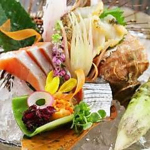 繊細な技が光るお料理。お造りのわさびは香りを感じていただくため目の前で摩り下ろします。