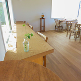 お一人様での食事も気兼ねなく楽しめる、穏やかな雰囲気の店内。カウンター席では周囲を気にせず、季節の料理を自分のペースでじっくり味わえます。慌ただしい毎日の合間にひと息つきたいときや、ゆっくり昼食を楽しみたい日にも、気軽にお立ち寄りください。