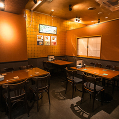 テーブルをつなげて１０名様掛けのお席のご用意も可能です。