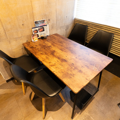 【2階】ご家族や仲間との食事にぴったりな広めのテーブルで、リーズナブルな価格で本格的な鰻をお楽しみいただけます。観光の合間や休日のお食事に、ぜひご利用ください。