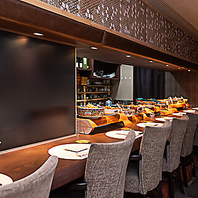 ずらりと並ぶおばんざいや会話を楽しめるカウンター席♪