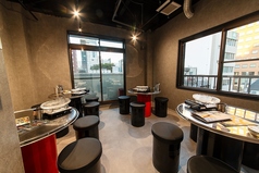 【4階席】無骨なスチールテーブル×間接照明が大人っぽいムードを演出し、写真映えも◎。デートや友人とのご飯はもちろん、軽く一杯楽しむ飲み会にも最適。程よい距離感で会話が弾み、ゆっくりくつろげると好評です。【伏見/飲み放題/宴会/貸切/忘年会/新年会/韓国料理/焼肉/サムギョプサル】