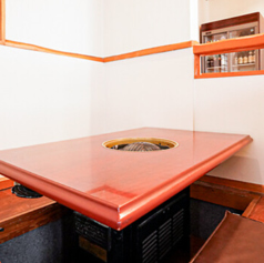 掘りごたつのお席も26席完備しております。友人との集まり、恋人とのデート、家族でのお食事など、幅広いシーンでご利用いただけます!木の温かみの感じるアットホームな雰囲気の中、大切な方とゆったり寛ぎながらお食事を楽しんでいただけます。