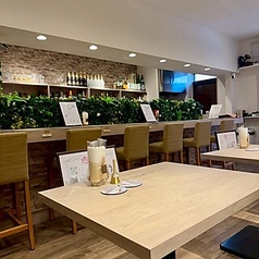 ごゆっくりお寛ぎいただけるテーブル席有り！デートにもピッタリな空間です♪