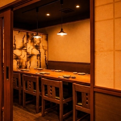 和モダンな個室で、木の温もりと落ち着いた照明が心地よい空間。4~6名での会食に最適で、ゆったりとした時間を過ごせます。料理の余韻を楽しむにもぴったり。
