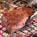 塊のまま豪快に焼く【ハラミステーキ】は赤身本来のジューシー感がはじけます