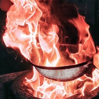名物の地鶏の炭火焼は炎の中で焼き上げる九州の黒焼き！