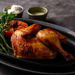 当店自慢！ロースターマシンで焼き上げる極上ローストチキンとポークは堪能頂きたいおすすめの一品。