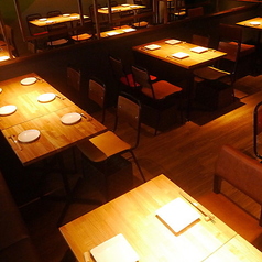 当店のテーブル席は、ゆったりとした空間で友人や家族との食事を楽しむのに最適です。木の温もりを感じる落ち着いた雰囲気の中、心地よい会話が弾みます。カジュアルなランチから特別なディナーまで、幅広いシーンでご利用いただけます。