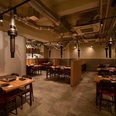 広々とした6名様用テーブルが3卓ございますので、ご家族や職場のご同僚、親しいご友人との焼肉宴会に最適です♪ゆったりとしたスペースで、美味しい焼肉を囲みながら、気兼ねなく楽しい会話をお楽しみいただけます。