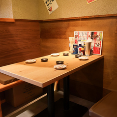 2名様~ご利用可能！さまざまなのシチュエーションでご利用できる少人数様向け個室席を完備しております。いるだけでワクワクしてしまう店内でお食事をお楽しみください。お席だけのご予約や当日のご予約も受け付けております！知立駅での宴会・飲み会・歓迎会・送別会など様々なシーンでご利用下さい！