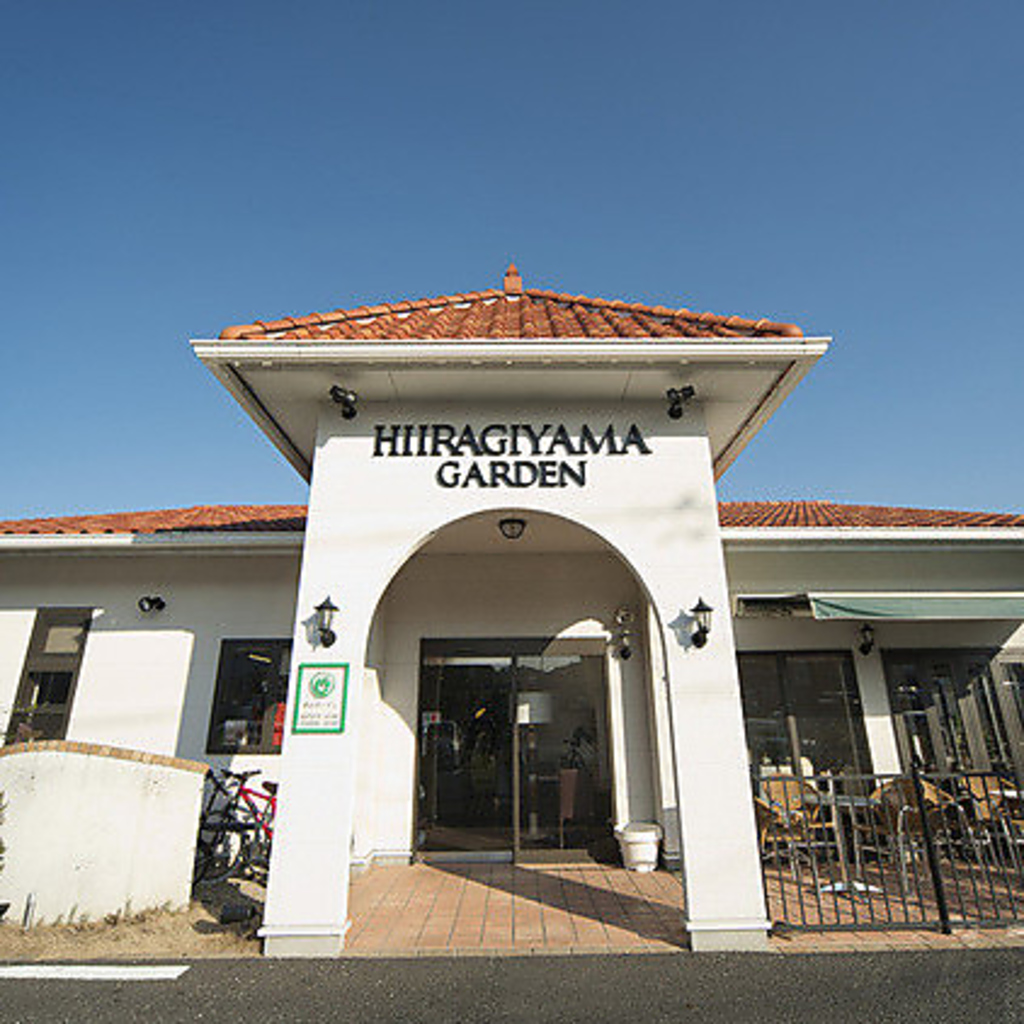 ＪＲ大府駅西口より徒歩約34分の場所にある当店『柊山ガーデン』は白い建物に赤い屋根が特徴的です！