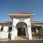 ＪＲ大府駅西口より徒歩約34分の場所にある当店『柊山ガーデン』は白い建物に赤い屋根が特徴的です！