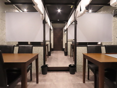 「しゃぶしゃぶ」や「すき焼き」が楽しめる清潔な店内のテーブル席