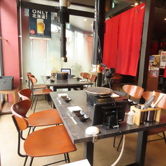 外から差し込む自然光が気持ちの良い、広々としたテーブル席です。テーブル間の間隔も広く、ゆったりとご利用いただけます。カジュアルな普段使いに◎