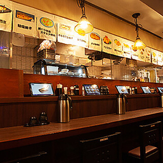 お連れ様と肩を並べてゆったり。仕事終わりにも気兼ねなくお立ち寄りください。