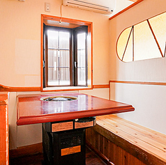 4名様でご利用いただける、テーブルのお席もご用意しております。友人や家族とのお食事利用にぴったりです。木の温もりを感じる温かみのある店内が特徴で、ゆっくりと寛ぎながらお食事を楽しんでいただけます。是非皆様のご来店をお待ちしております。