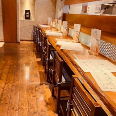 【1名様×8席】一人飲みからデートまで◎奥行きのあるカウンター席♪調理の臨場感を間近で味わえるカウンター席をご用意しております。ふわりと広がる料理の香りも、五感で楽しめるカウンターならではの醍醐味です。お仕事帰りのちょい飲みにも、ぜひお気軽にお立ち寄りください♪
