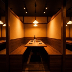 木の温もりが感じられる和風個室。柔らかな照明が落ち着いた雰囲気を演出し、ゆったりとした空間で本格和食とお酒を堪能できます。
