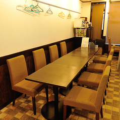 8名様以上の【18時からのコース料理】の貸し切り対応可能♪コース予約や貸し切りは電話対応のみ予約可能♪是非お早めにご相談ください。(計16席にカウンター4席を含む)