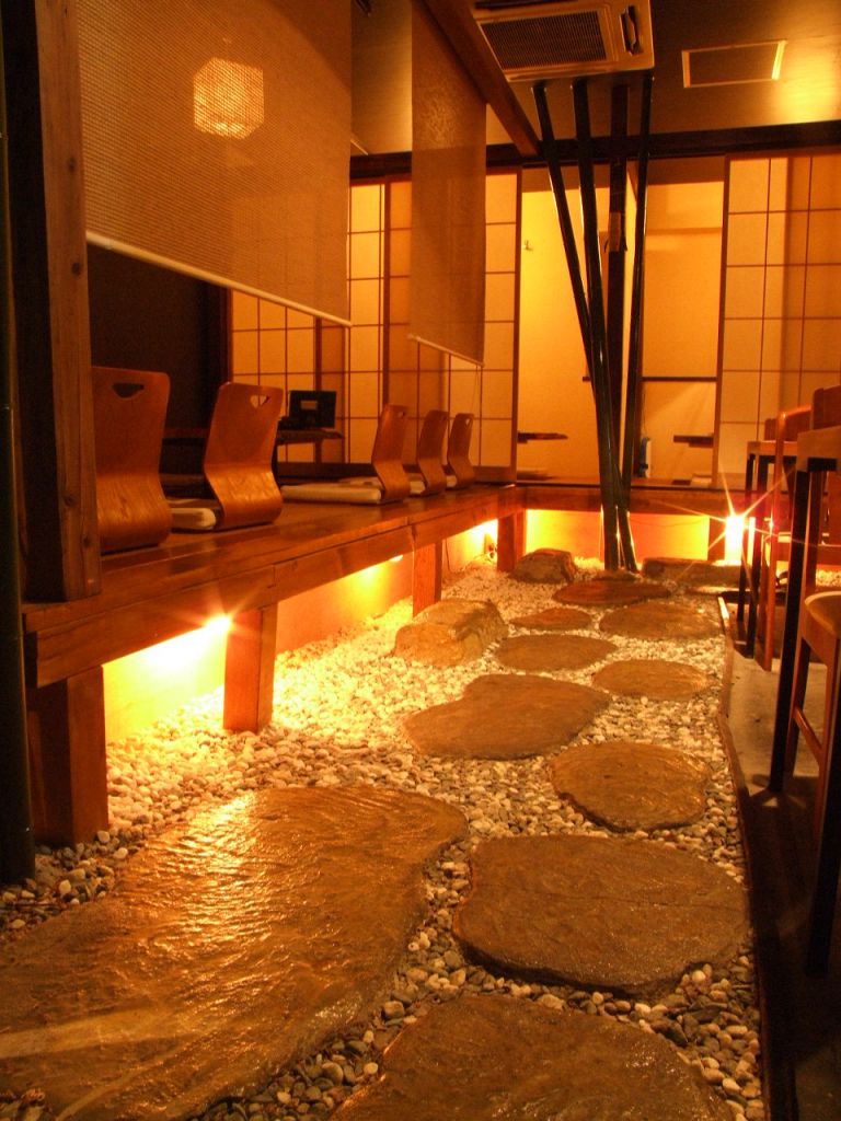 空間の随所に　”寛ぎ”が計算された店内。