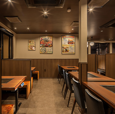 お客さまエリアは全てバリヤフリー設計ですので、車椅子やベビーカーのまま入店頂けます。隣の席との衝立を下げて、多人数様にもご利用頂けるテーブルもあります。