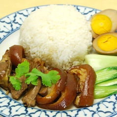 豚のすね肉の煮込みとご飯（味付け玉子添え）