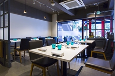 パリを思わせる可愛らしい店内2人席テーブルは5卓ご用意♪ご家族で、お友達同士で、デート、ちょっとしたお祝いや普段のご利用など様々なシーンにぴったりです♪※お席レイアウトにより4名様以上でのご利用もお席もご用意できます♪お電話にてお問い合わせください＊