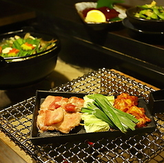 感動をもたらせてくれる囲炉裏を全ての席に設置