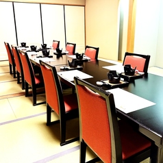 小人数様向けの個室席は趣もあり、雰囲気も抜群。キレイで落ち着いた空間で日々の疲れをリフレッシュ！ゆったりと座れる椅子席の個室です。顔合わせや結納などご家族の大切なシーンにご利用下さい！≪最大人数6～8名迄/別途個室代金5,000円≫