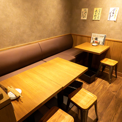 【プライベート感溢れるお席で特別な時間を】お店の奥にはソファー席があり落ち着いた雰囲気の中でゆったりとくつろげます!2人掛けのソファーと椅子席の4人掛けテーブルの広々とした配置☆