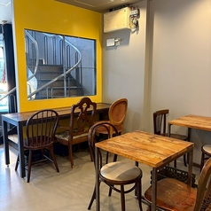 当店にはカウンター席もご用意しており、おひとり様でも大歓迎です。ゆったりとした空間で、特製の美味しいパンケーキを楽しみながら、日頃のご褒美にぴったりなひとときをお過ごしください。お好きなドリンクと共に、リラックスした時間をお楽しみいただけます。