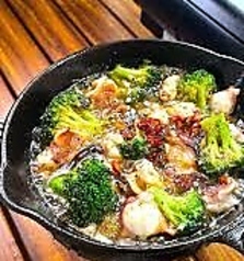 蛸とあさりのアヒージョ　バケット添え