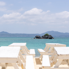 目の前に広がるエメラルドグリーンの海を眺めながら過ごせる絶景席。自然の美しさを五感で感じられるロケーションは、まるで海外リゾートのような非日常感。開放的な空間で、ゆったりと贅沢なひとときをお楽しみいただけます。
