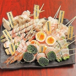 「豚バラ肉で巻き上げた野菜串」は、食欲をそそる見た目と美味しい味わいが特徴の一品です☆
