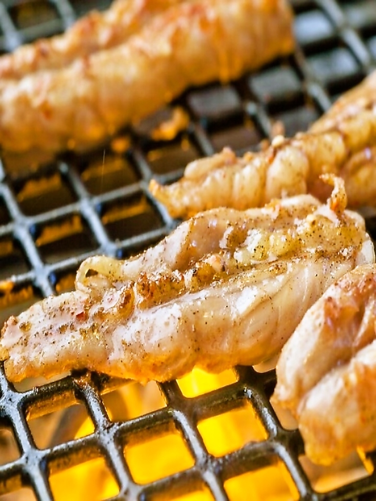 国産地鶏の旨みと秘伝味付の絶妙な調和が、せせりの美味しさを一層引き立てやみつきになる美味しさ！