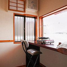 カウンターも2席ご用意しております。お一人様やカップル、ご夫婦、友人などと一緒にジンギスカンを楽しんでいただけます。駅からもアクセスが良いので、お仕事や買い物帰りに是非お立ち寄りください。皆様のご来店を心よりお待ちしております!